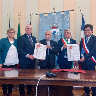 Il sindaco di Dogliani Ugo Arnulfo (secondo da destra) con i primi cittadini e delegati delle cittadine di Jarnac (Francia) e Lautertal (Germania)
