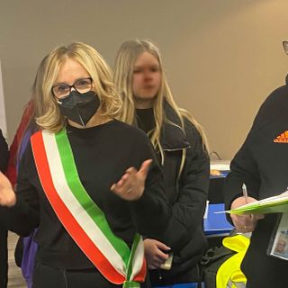 In primo piano il sindaco di La Morra Marialuisa Ascheri durante il momento di accoglienza dei profughi all'Hotel Santa Maria