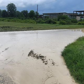 Strade trasformate in canali d'acqua nelle frazioni di Neive