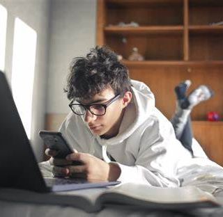 Alba, la psicopedagogista Barbara Tamborini racconta "il genitore che serve nell’era digitale" Alba, la psicopedagogista Barbara Tamborini racconta "il genitore che serve nell’era digitale"