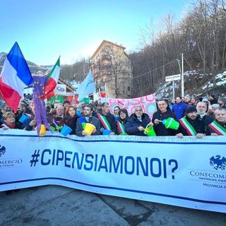 In duecento a protestare con palette e secchielli al cantiere del tunnel di Tenda [FOTO]