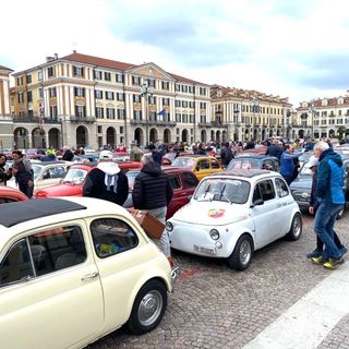 Cuneo: ottanta equipaggi al Raduno delle Fiat 500 partito da piazza Galimberti [FOTO]