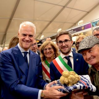 Il vicepremier Tajani inaugura la Fiera del Tartufo Bianco d'Alba: "Dove passano le merci non passano le guerre" [FOTO e VIDEO]