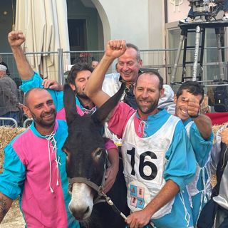 I festeggiamenti dopo la vittoria al traguardo del Palio degli Asini 2022