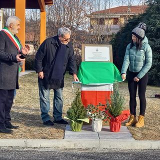 La cerimonia di intitolazione della piazza