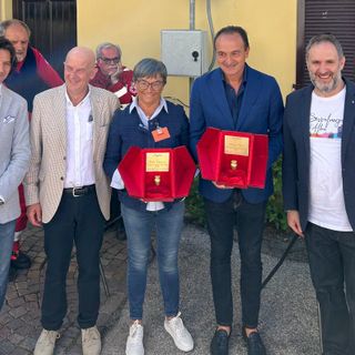 La consegna del riconoscimento all'insegnante e al governatore Cirio
