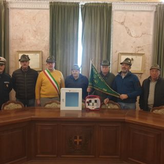 Il Gruppo Alpini di Rocca de' Baldi ha donato al Comune un defibrillatore da installare nel Borgo Antico