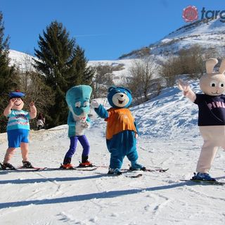 La parata delle mascotte ad Artesina La parata delle mascotte ad Artesina