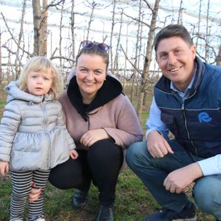 Paolo con la moglie Enrica e la figlia Ginevra nel frutteto di pesche