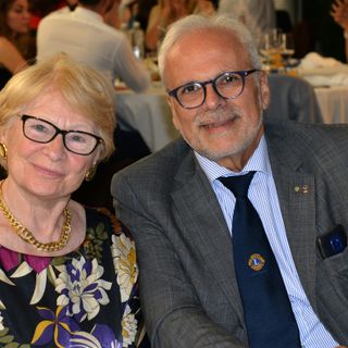 Nelle foto il cerimoniere del 'Lions Club Bra Host' Sergio Provera insieme alla moglie Franca Delpiano ed i riconoscimenti ottenuti