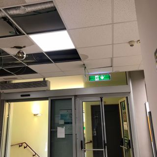 Cadono infissi del controsoffitto: chiusi gli ambulatori Asl di via Boggio a Cuneo