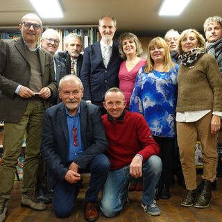 Alessandro Mormile con il gruppo “Amici del Caffè Letterario”