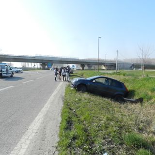 Per aiutare una parente dopo un incidente si scontra con un’altra auto