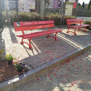 &quot;Senza il sorriso delle donne il mondo sarebbe eternamente buio&quot;: due panchine rosse in frazione Macellai a Pocapaglia