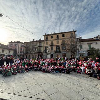 Gli auguri di Ntale in piazza Vineis di centinaia di bambini delle scuole dell’infanzia di Saluzzo, Pagno, Cervignasco Gli auguri di Ntale in piazza Vineis di centinaia di bambini delle scuole dell’infanzia di Saluzzo, Pagno, Cervignasco