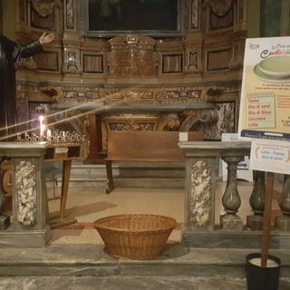 Il cesto della condivisione presente nella parrocchia di Sant’Andrea, a Bra