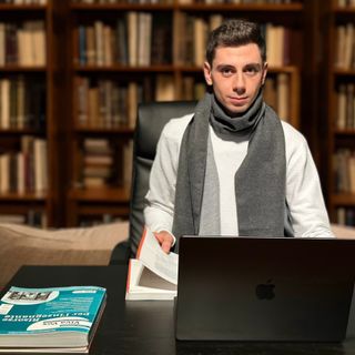 Erik Lazzari, giovane insegnante di materie umanistiche