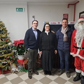 Babbo Natale arriva a Piozzo per portare gli auguri all'asilo e alla scuola elementare Babbo Natale arriva a Piozzo per portare gli auguri all'asilo e alla scuola elementare