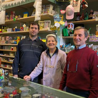 Paolo, Anna e Martino della cartoleria Brunori di Borgo San Dalmazzo