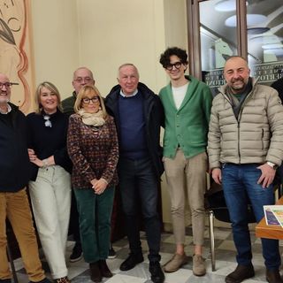 Nel corso della conferenza stampa di presentazione del 97° Carnevale di Saluzzo c’è stato anche il simbolico passaggio di consegne tra i Ciaferlin Aurelio Seimandi (secondo da sin) e Beppe Roatta (quarto da sin). Tra loro la Castellana del 96° Carnevale, Silvia Ghione