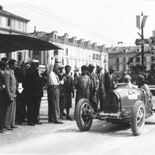 Un’auto in partenza da piazza Galimberti a Cuneo in occasione di una delle primissime edizioni della Cuneo – Colle della Maddalena Un’auto in partenza da piazza Galimberti a Cuneo in occasione di una delle primissime edizioni della Cuneo – Colle della Maddalena