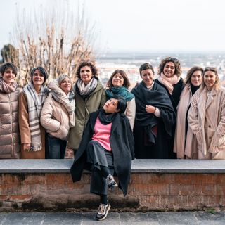 Anna Chiara Busso con le nove &quot;Sovversive&quot; che sostengono la rassegna