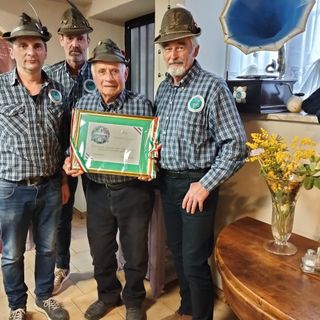 Da 50 anni socio del gruppo di Alpini di Morozzo: per lui una targa di riconoscimento