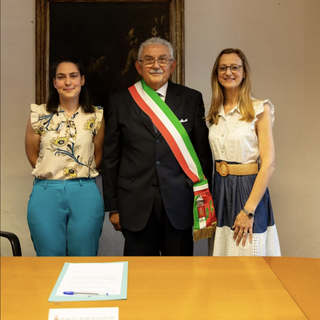 Il sindaco di Cavallerleone Marcellino Peretti insieme alle due giovani assessore che costituiscono la sua giunta Il sindaco di Cavallerleone Marcellino Peretti insieme alle due giovani assessore che costituiscono la sua giunta