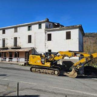 Al via la demolizione dell'ex albergo di Perlo