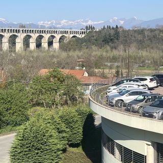 Quella al fondo, dove si vede lo spiazzo, è l'area dove verrà realizzato il parcheggio e da dove si punta a creare un collegamento