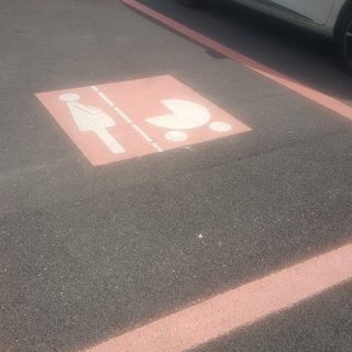 Bra e la grande utilità dei parcheggi rosa riservati ai neo-genitori
