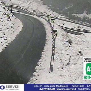 La nevicata in corso sul colle della Maddalena