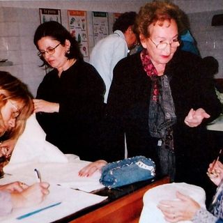 La signora Franca Ramasso Galletto durante i primi corsi di ricamo Bandera all’Unitre di Moretta