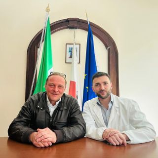 Il sindaco di Roburent Emiliano Negro e il dottor Giuseppe Fallica