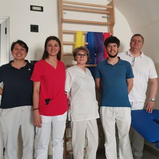 Lo staff dell’Ospedale Civile. Da sinistra l’educatrice professionale  Micol Cerato, la coordinatrice infermieristica Carola Manassero, l’infermiera Olga Moldoveanu, il fisioterapista Stefano Paleni e il Direttore Sanitario Pavol Zajac.