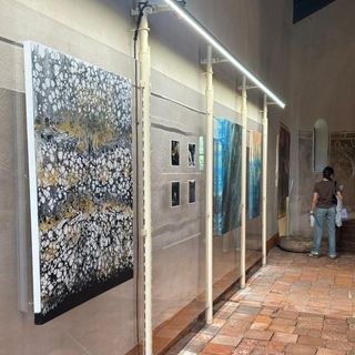 "Storie e scorie" d’arte a Manta. Una mostra tra memoria, materia e performance