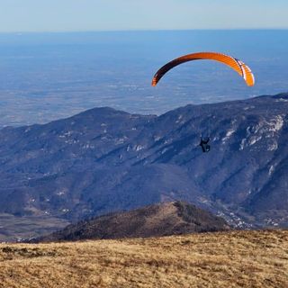 Un parapendio decollato da Bric Lombatera in valle Po Un parapendio decollato da Bric Lombatera in valle Po
