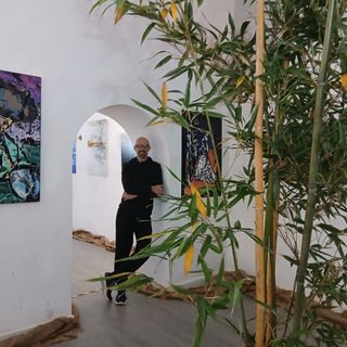 Maurilio Pagnone nello spazio della mostra all'ex Caffè del borgo a Saluzzo