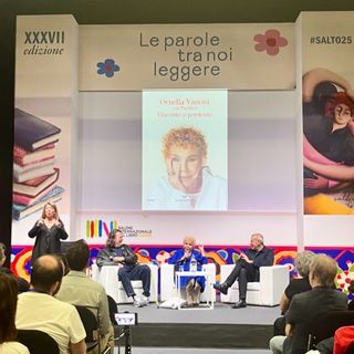 Ornella Vanoni sul palco del Salone del Libro di Torino
