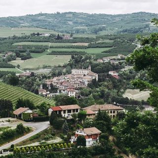 Una veduta del centro langarolo Una veduta del centro langarolo