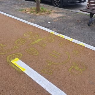 Un tratto della ciclabile imbrattato