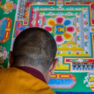 In Valle Pesio arrivano i monaci tibetani: realizzeranno un "Mandala" di sabbia colorata