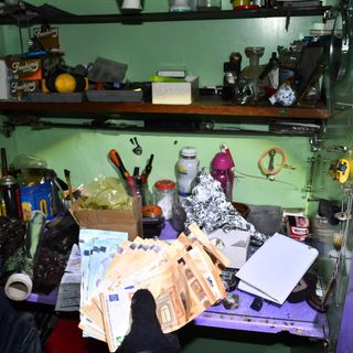 Cuneo, blitz antidroga della Polizia: tre arresti e un laboratorio clandestino scoperto in un garage a Boves  [VIDEO]