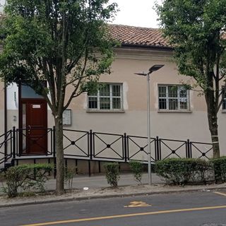 Nuova rampa d’accesso all’emporio solidale Caritas di Savigliano