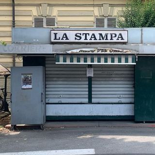 A Savigliano chiude l'edicola davanti stazione: addio a "Lo strillo del Gallo"