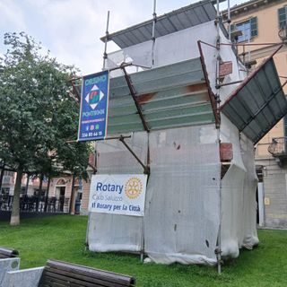 Il ponteggio intorno alla statua di Silvio Pellico, per il restauro finanziato dal Rotary Saluzzo