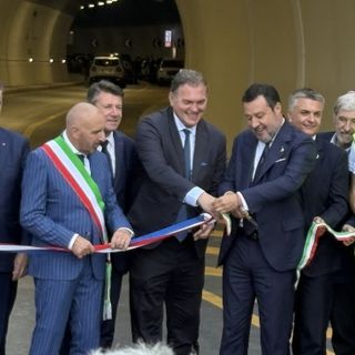 Matteo Salvini e Phlippe Tabarot nel momento del taglio del nastro Matteo Salvini e Phlippe Tabarot nel momento del taglio del nastro