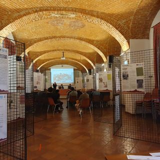 La raccolta delle offerte da parte dell'Anpi Verzuolo-Valle Varaita, durante la mostra Mio nonno era partigiano, che saranno devolute per i bambini nelle zone di guerra