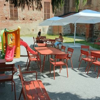 A Mondovì la biblioteca si fa giardino: nuove postazioni studio all’aperto per gli universitari
