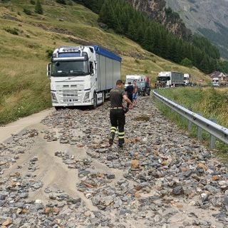 La sede stradale della SS21 è stata invasa da pietre e detriti bloccando il traffico: al momento resta chiusa